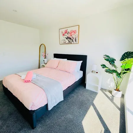 Walking Distance To Riverside Market & Hospital